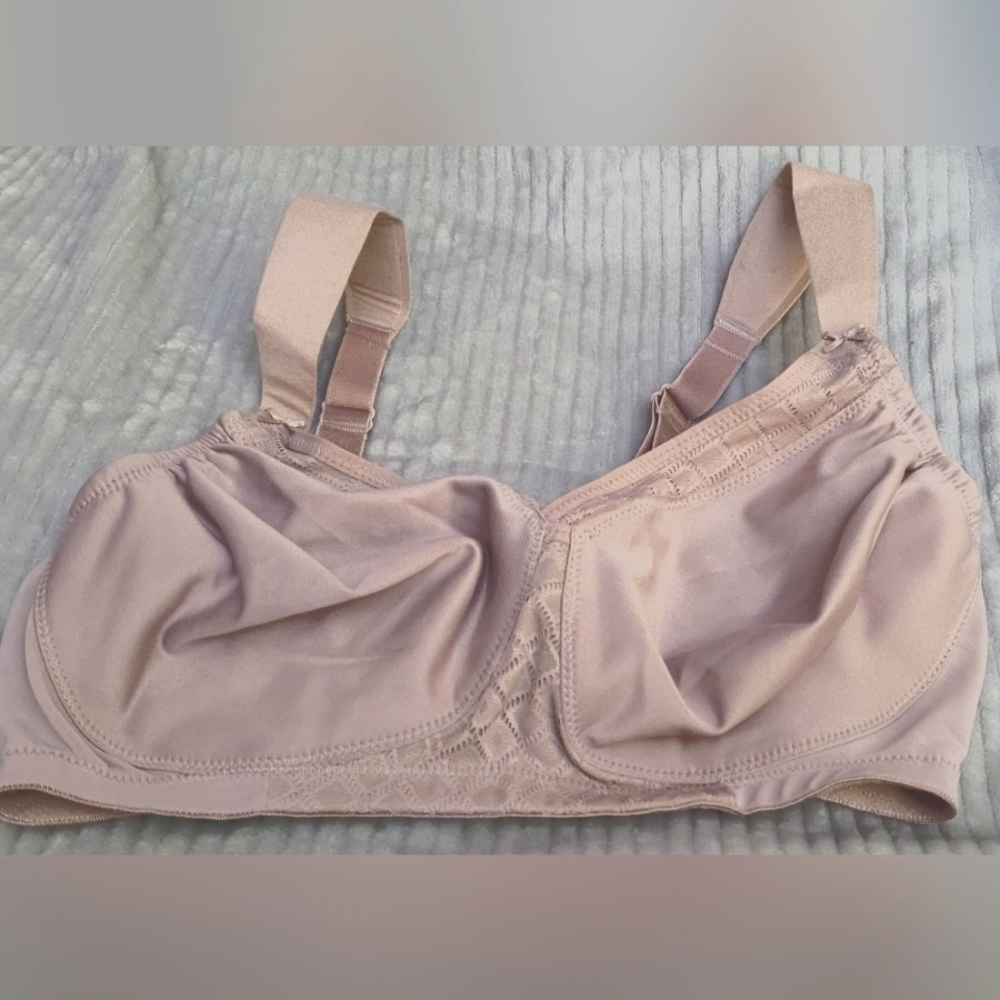 Seamless tee shirt bra